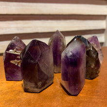Standing Point || Quartz with Amethyst Inclusion